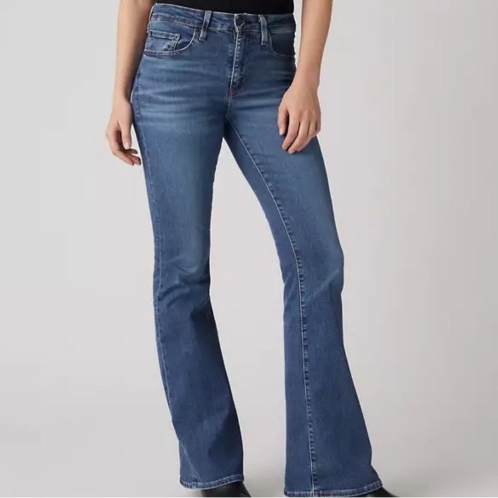 Levi High Rise Flare Medium wash 29